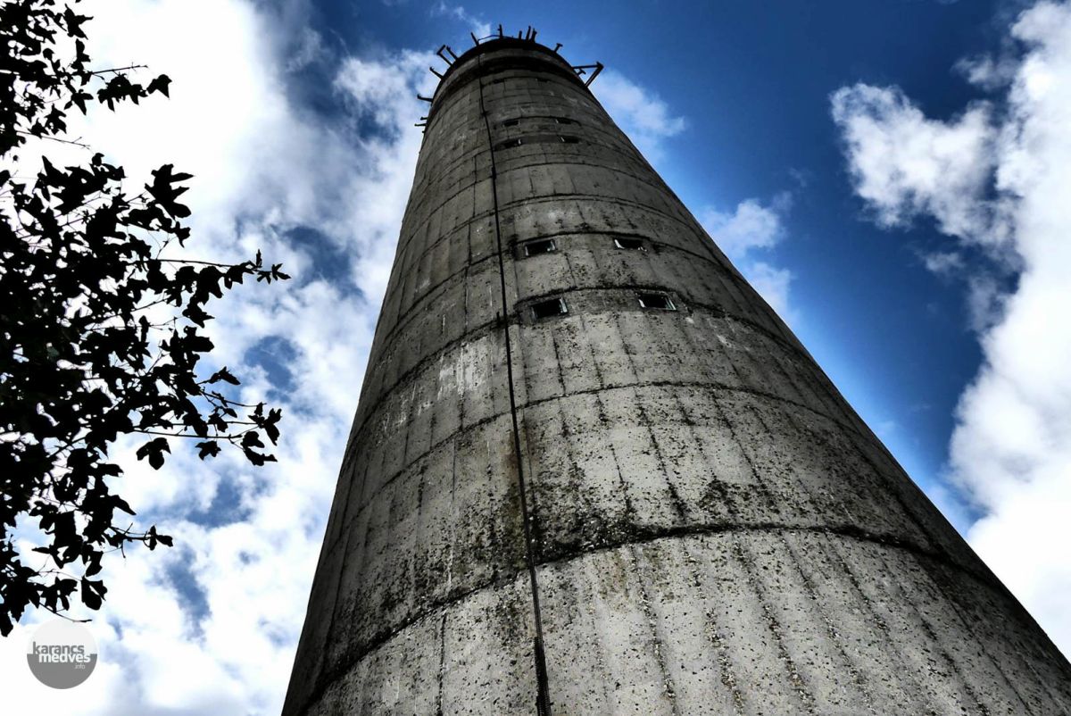 Geodéziai torony a Nagy-hársas tetején (karancs-medves.info fotó: Kővári József)