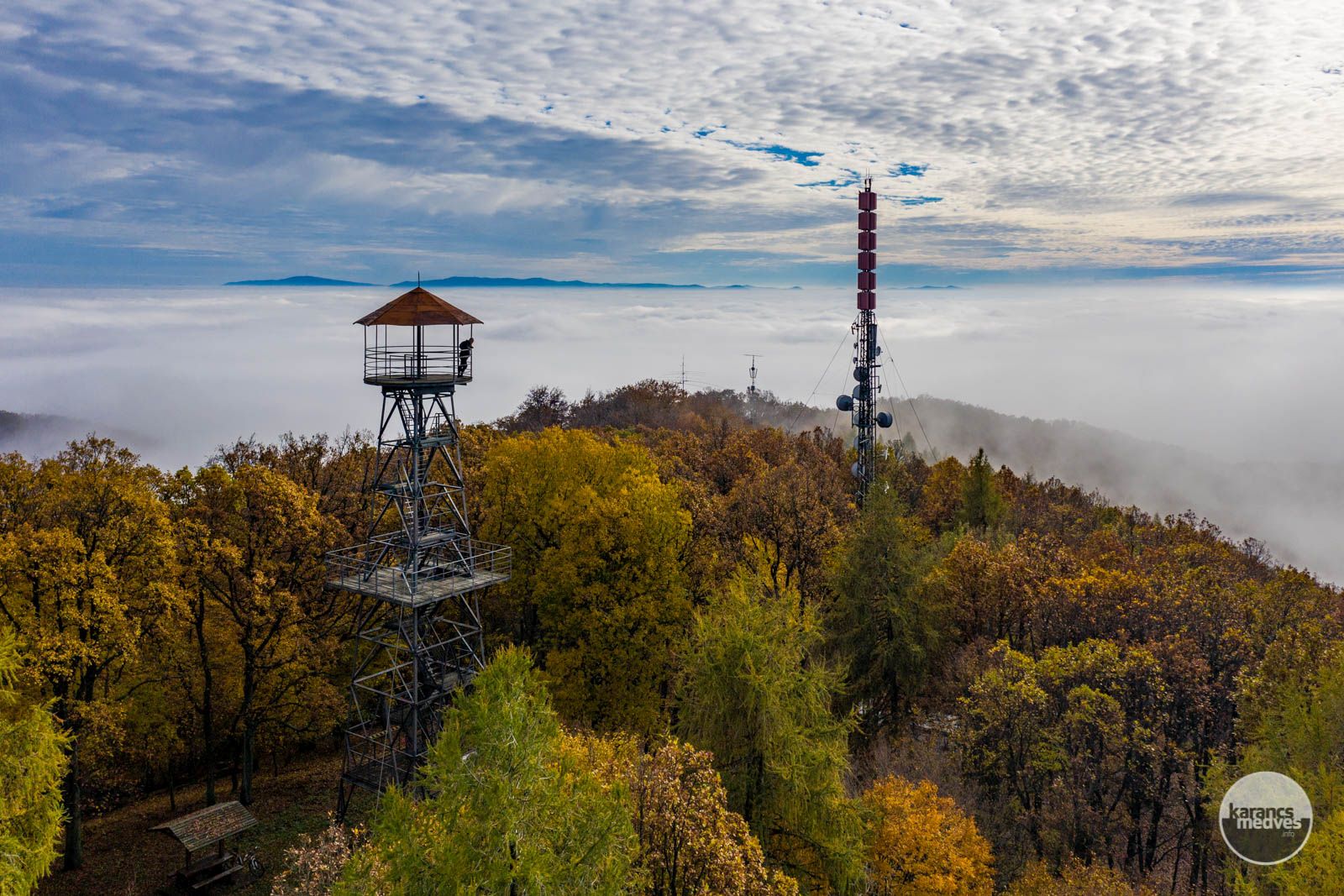 A ködpaplanból kiemelkedő Karancs csúcs (karancs-medves.info fotó: Komka Péter)