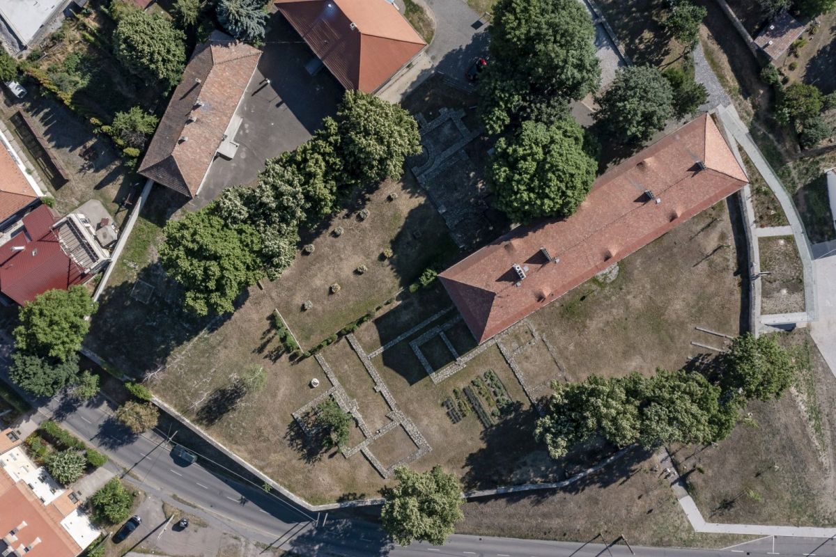 Drónnal készített felvételen a Romkert a Múzeum téren Pásztó belvárosában 2022. június 16-án. (Fotó: MTI/Komka Péter)